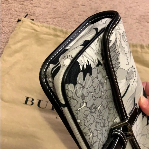 Burberry Clutch - Authentic - Picture 7 of 8